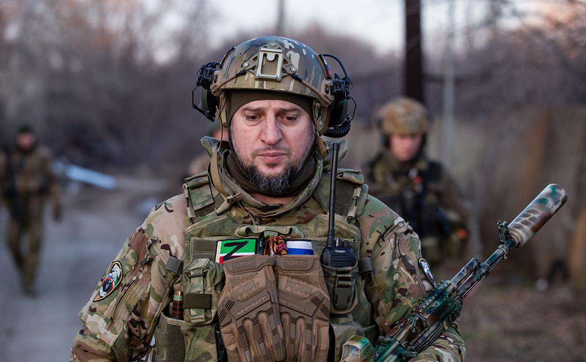 Апти Алаудинов, командир чеченского добровольческого отряда "Ахмат", ныне один из самых известных чеченцев в стране. Но кто же он?