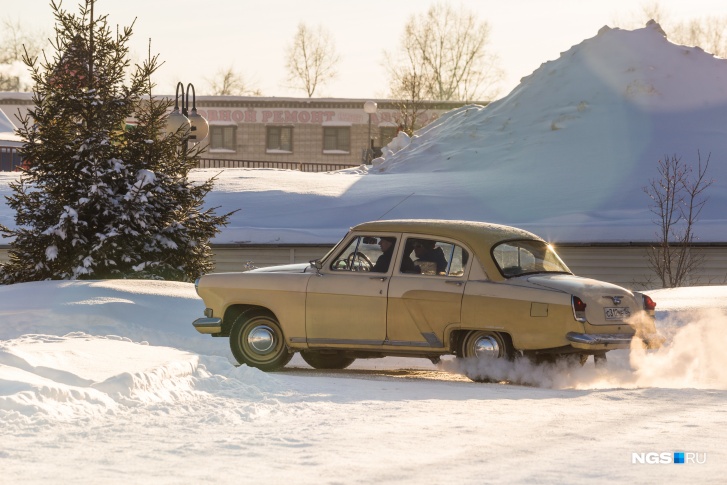 «Лет пять стояла в огороде». Сибиряк за 15 тысяч купил «Волгу» 1965 года и ездит на ней на работу «Волга», нравится, тысяч, приходится, автомобиль, Виктор, радует, коробку, купил, обошелся, топлива, летом, очень, заприметил, хромированного, начал, только, говорит, проблемы, таким