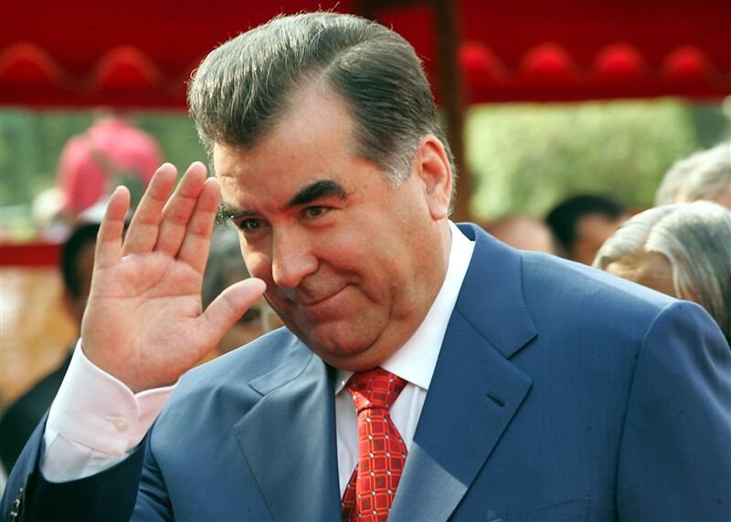 Лидеру нации Таджикистана Эмомали Рахмону 71 год. Из них 25 он у власти. Ни у кого это не вызывает никакой критики или осуждения...-3