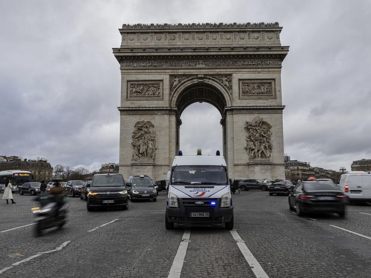    Автомобиль полиции в Париже, Франция© AP Photo / Aurelien Morissard