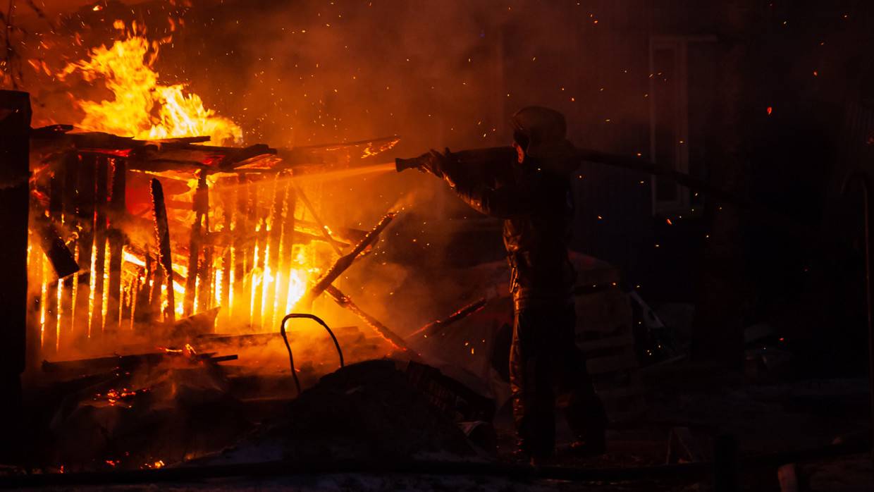 Продавцам пришлось в спешке спасать товар на пылающем рынке во Владивостоке