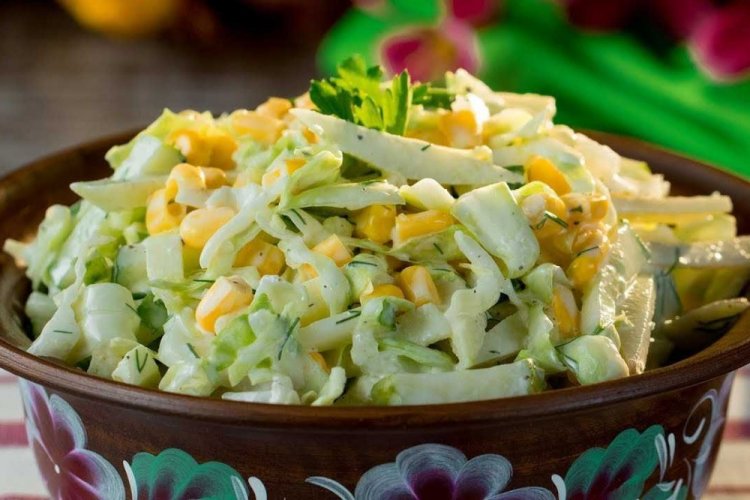 Салат с капустой, огурцами и консервированной кукурузой Салат с капустой, огурцами и консервированной кукурузой