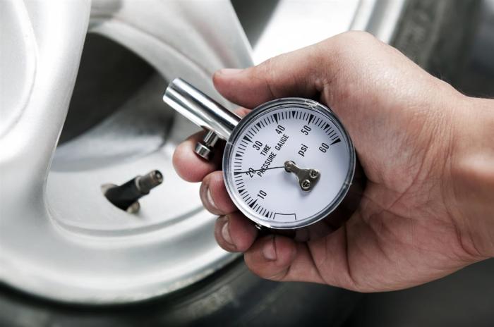 Давление в шинах влияет на расход топлива, управляемость и работу подвески. | Фото: shiny-info.ru