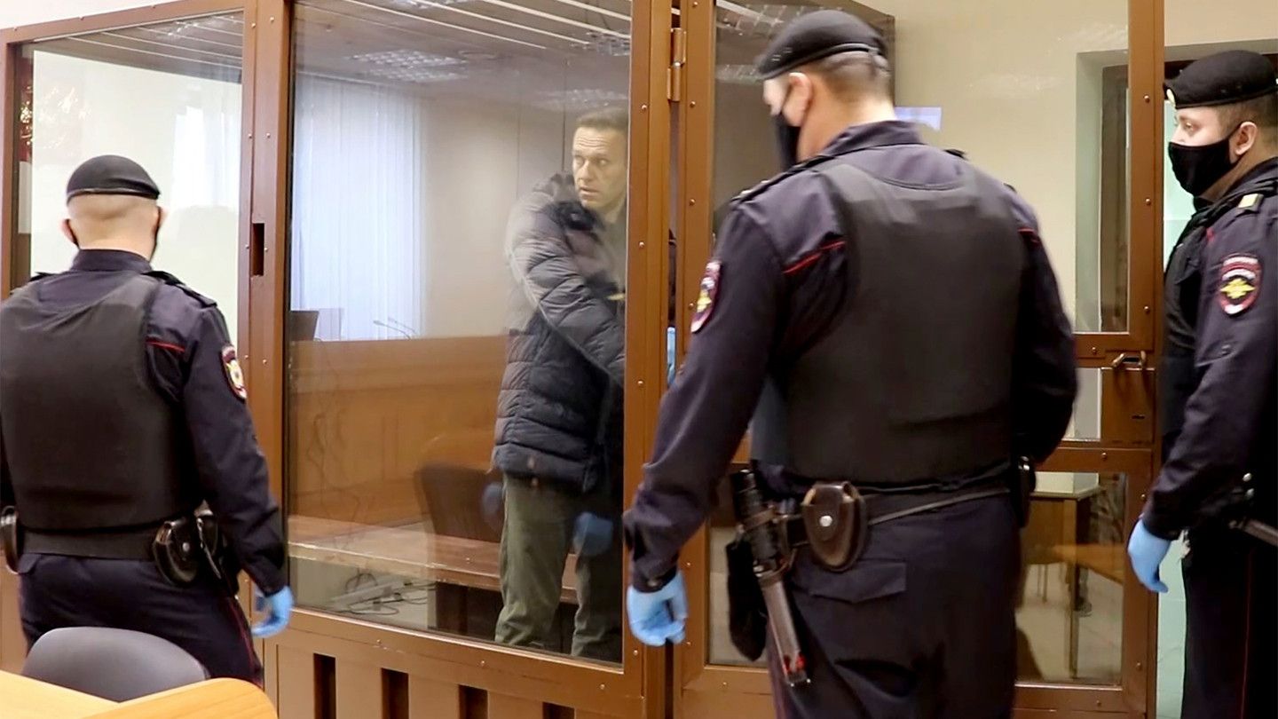 Бабушкинский суд г москвы сайт. Зал суда. Навальный зал суда фото. Суд внутри. Навальный в зале суда.