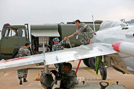 Беспилотники военного назначения, созданные на базе снятых с вооружения самолетов Беспилотники военного назначения, созданные на базе снятых с вооружения самолетов оружие