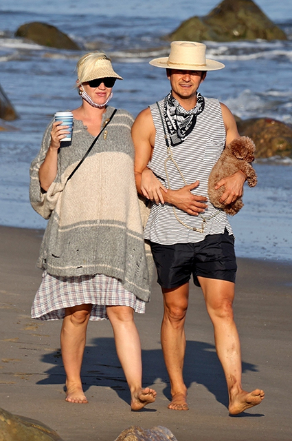 Беременная Кэти Перри и Орландо Блум на прогулке по пляжу в Санта-Барбаре Звездные пары