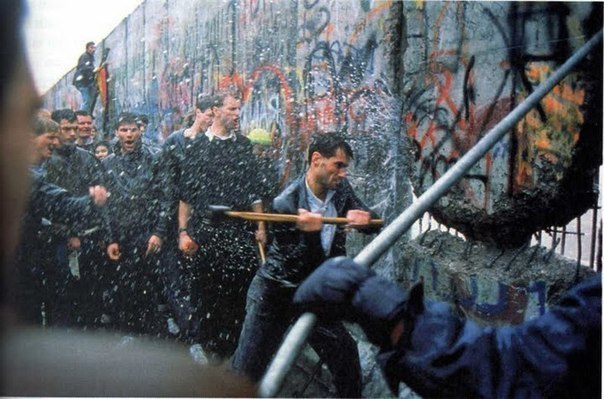 11 исторических фото Берлинской стены, которая 28 лет разделяла Берлин на две части Берлинская стена,Германия,история,фотография