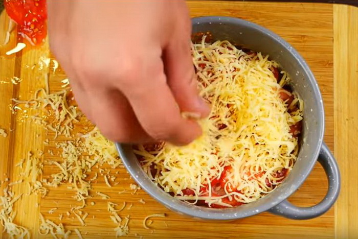 Выкладываем начинку слоями, сверху посыпаем тертым сыром.
