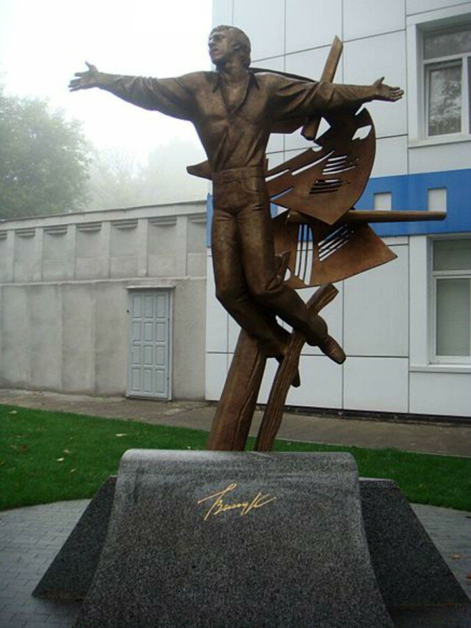 Памятник Владимиру Высоцкому в Одессе на Французском бульваре у здания киностудии бюсты, высоцкий, памятники