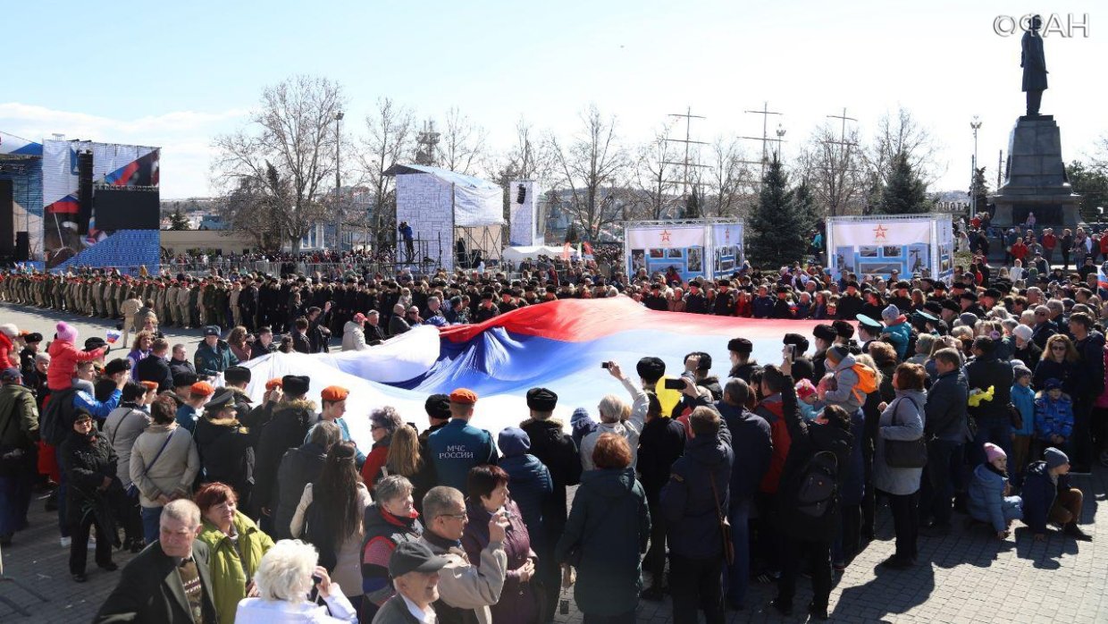 В Севастополе развернули 70-метровый флаг России
