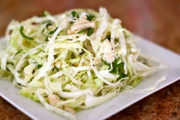 Салат с капустой, огурцом, куриным филе и сыром Салат с капустой, огурцом, куриным филе и сыром