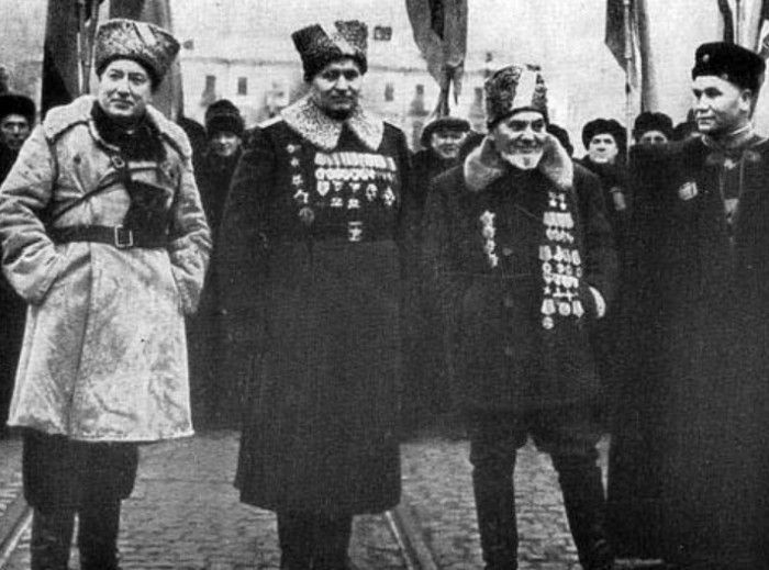 Партизанские командиры на параде в Киеве. 1957 г. Наумов справа.