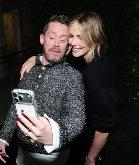 Маколей Калкин и Шарлиз Терон