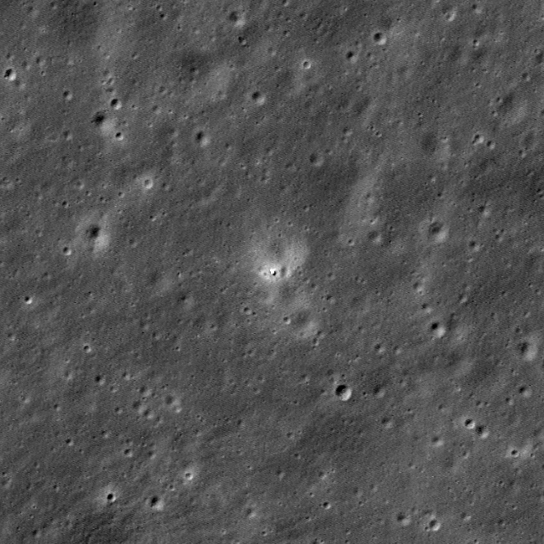 «Чанъэ-6» на Луне. На снимке посадочный модуль виден как небольшое скопление ярких пикселей в центре. Ширина изображения 552 метра, север вверху. Проекция с разрешением 85 см/пиксель и увеличением в 2 раза. Credit: NASA/GSFC/Arizona State University.