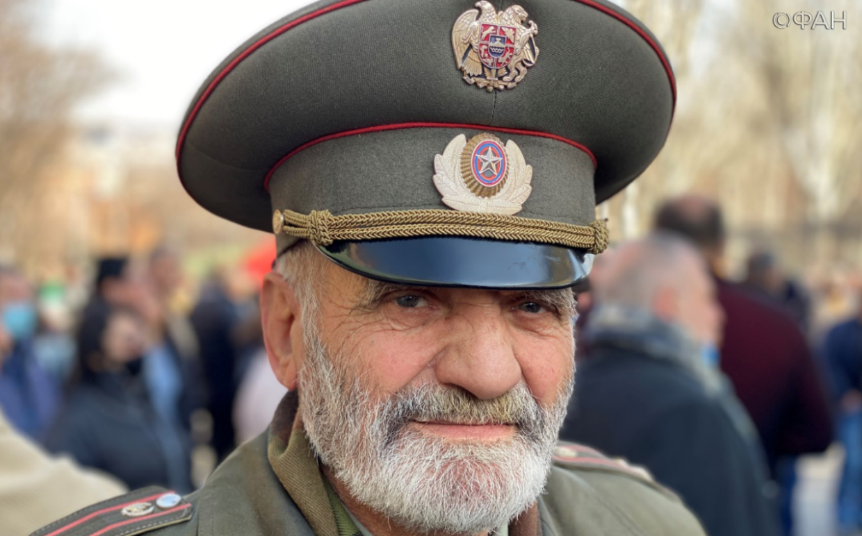 Пожилой военнослужащий на акции протеста в Ереване