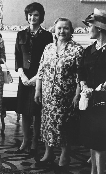 Нина Хрущева и Жаклин Кеннеди (слева)