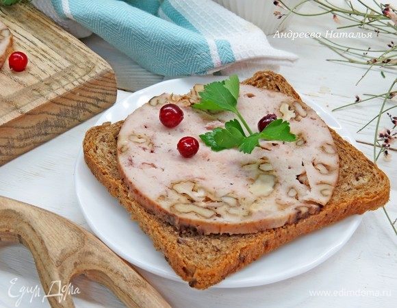 Домашняя куриная ветчина с грецкими орехами