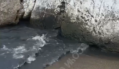 В районе пляжа «Бытха» в Сочи зафиксирован слив нечистот в море