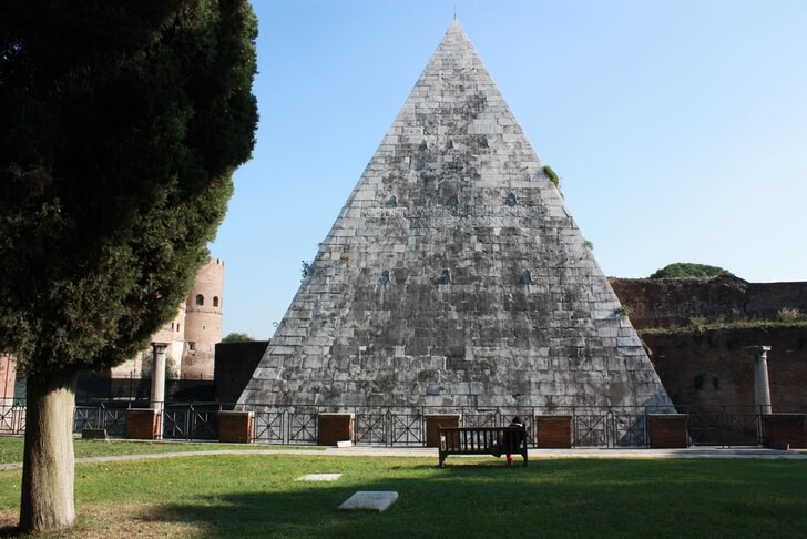 piramida-cestiya