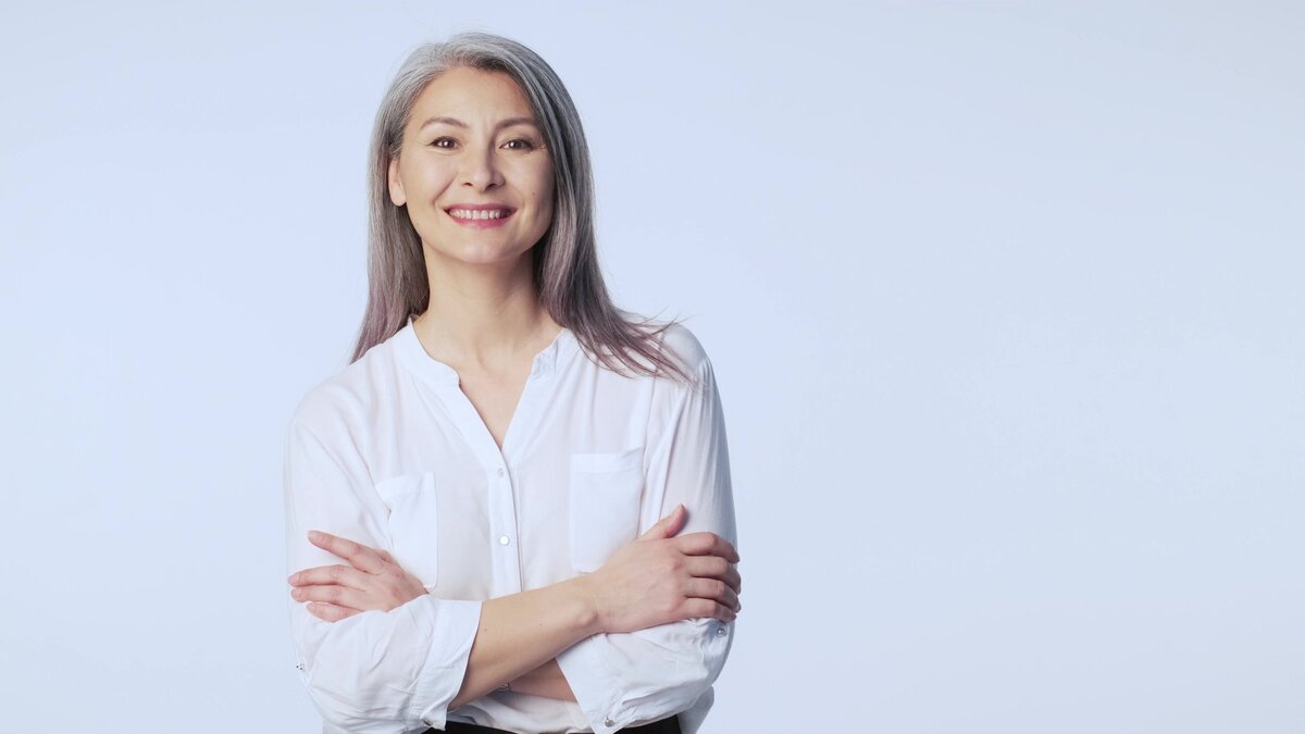 Седые волосы – это один из естественных признаков старения организма. Причиной появления седины является уменьшение производства меланина, пигмента, отвечающего за цвет волос.