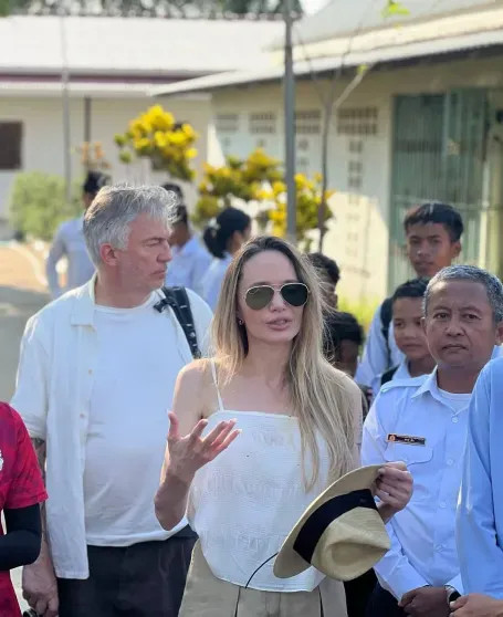 Анджелина Джоли появилась на публике в Камбодже ДжолиАнджелина, Джоли, актриса, Анджелина, детей, вместе, спустя, развод, провинции, Баттамбанг, детьми, Камбоджу, посетила, Вивьен, Шайло, усыновил, троих, родила, первую, свадьбу