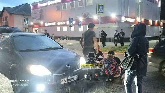 Автомобиль сбил ребенка на улице Петра Сухова в Барнауле