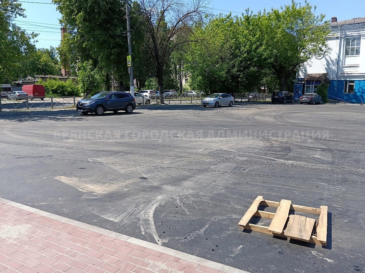 На улице Трудовой в Брянске заасфальтировали парковку
