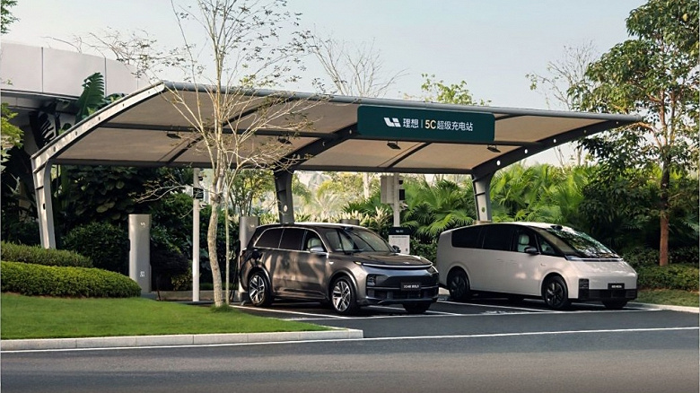 Li Auto, которая специализируется на гибридах, открыла уже 500 зарядных станций за полгода и хочет открыть еще 1500 до конца 2024