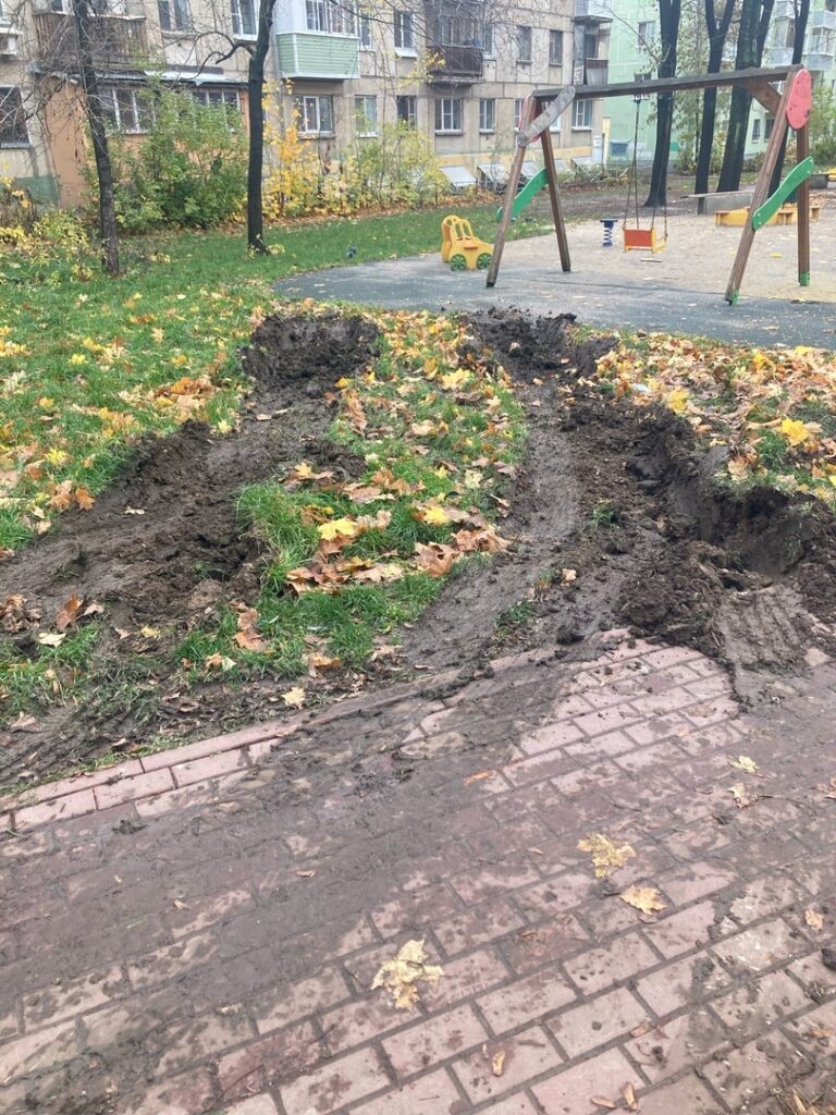 В Рязани грузовик, вывозивший листву, испортил газон в сквере — соцсети