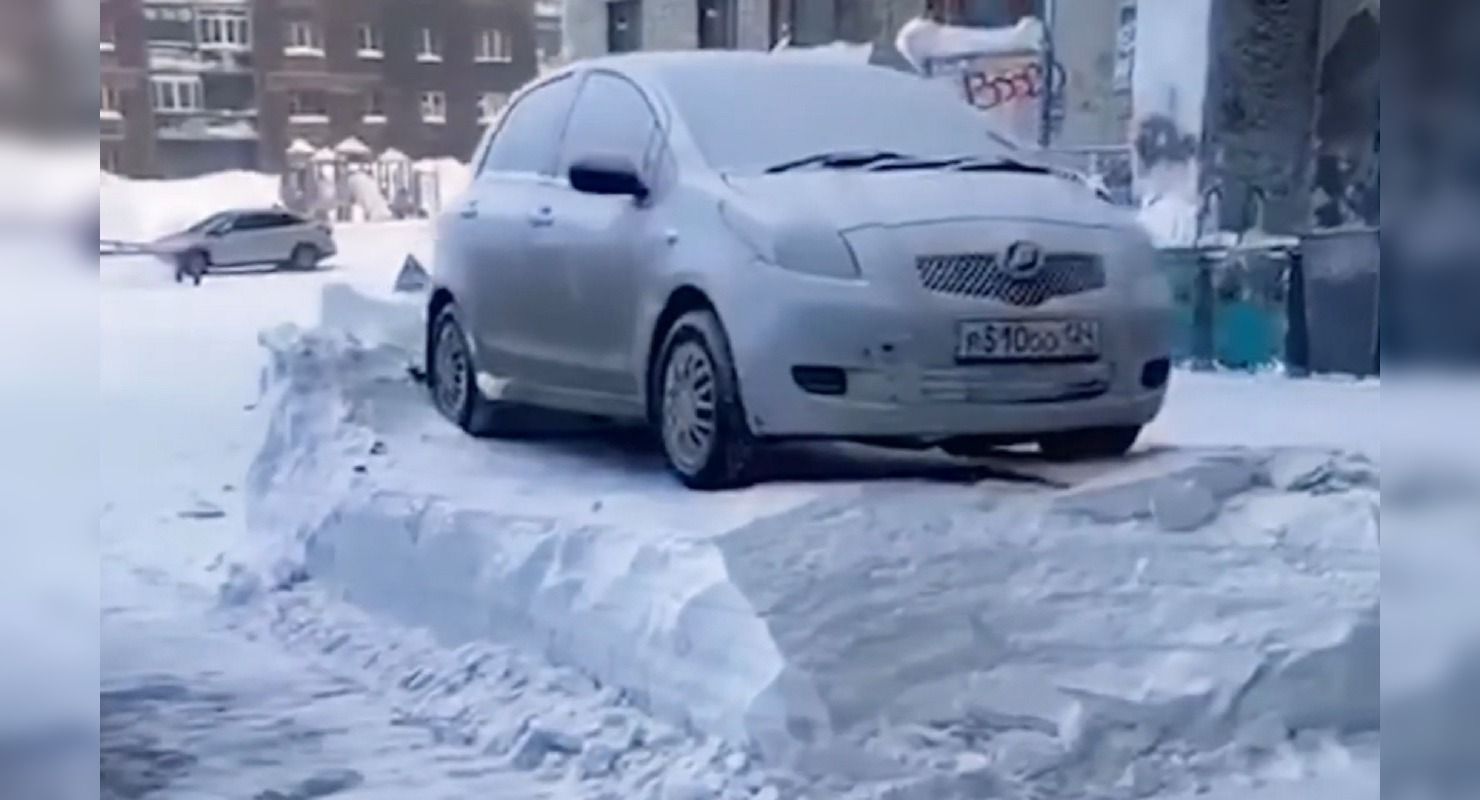 Метровый пьедестал: трактор почистил снег вокруг машин Автомобили