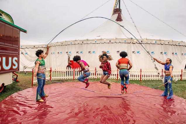 At Giffords Circus, members of the Havana Circus Company practice a rope-skipping routine that has echoes
of the street games children play in Cuba.