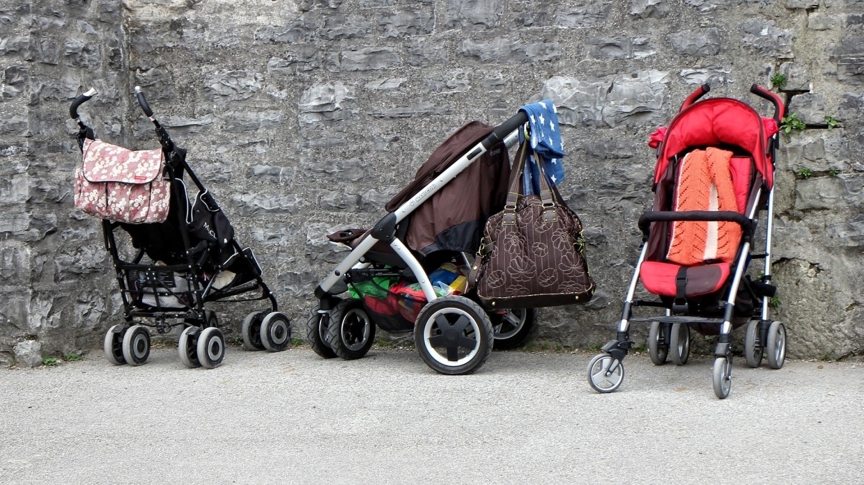 Молодой отец с коляской на гироскутере устроил форсаж на улицах Петербурга