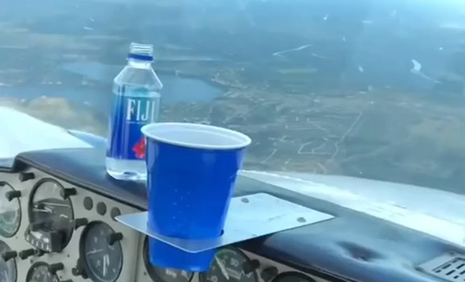 Пилот налил стакан воды снизу вверх и ничего не пролилось: видео