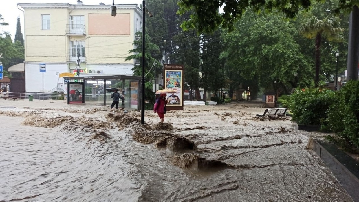 Дождь в крыму сейчас. Потоп в Ялте 2021. Ялта после потопа 2021. Наводнение в Ялте 2021. Ялта наводнение 2021 набережная.