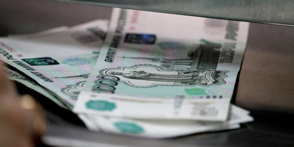 Курс: Доллар поднялся выше 100 рублей