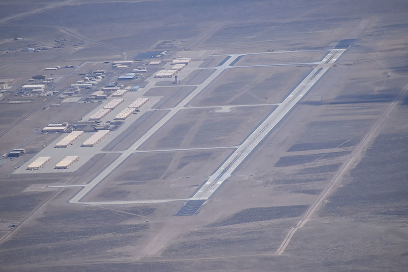 Пилот сделал поразительные снимки секретной военной базы США, известной как «Зона 51» самых, территорий, пилот, Габриэль, Зейфман, решил, воздушное, такое, отправиться, самостоятельно, назад, недель, результаты, несколько, менее, подобных, диапазоне, определенном, границ, вдоль