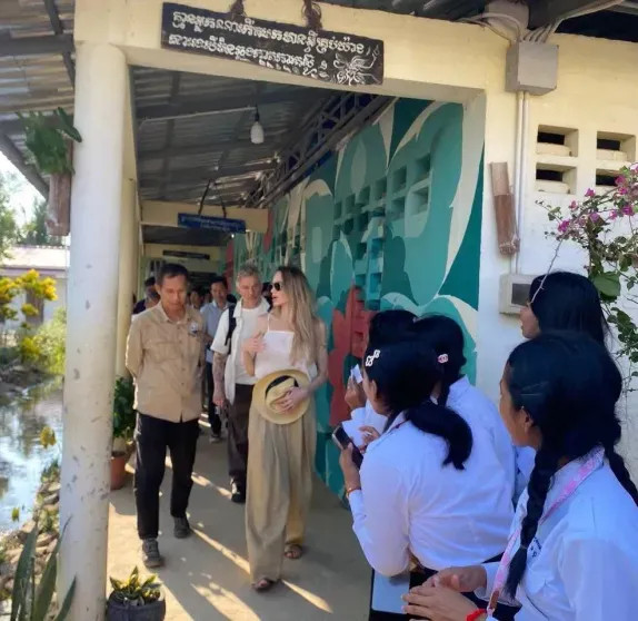 Анджелина Джоли появилась на публике в Камбодже ДжолиАнджелина, Джоли, актриса, Анджелина, детей, вместе, спустя, развод, провинции, Баттамбанг, детьми, Камбоджу, посетила, Вивьен, Шайло, усыновил, троих, родила, первую, свадьбу