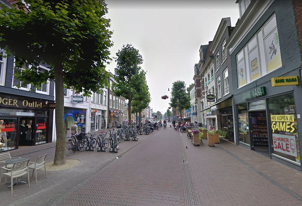 Самая древняя профессия в самом свободном городе: история квартала красных фонарей в Амстердаме 