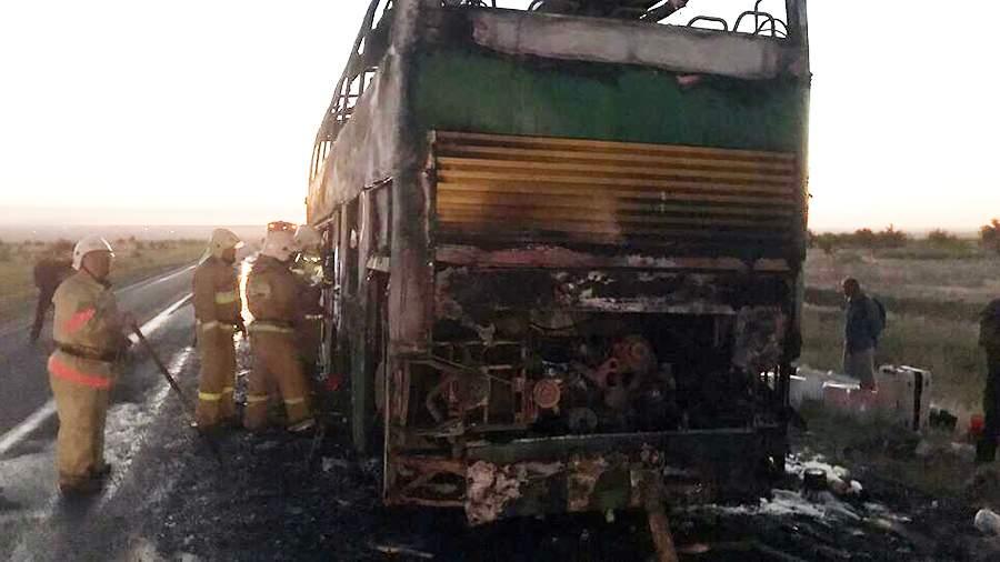 В Калмыкии загорелся автобус с 20 пассажирами в салоне
