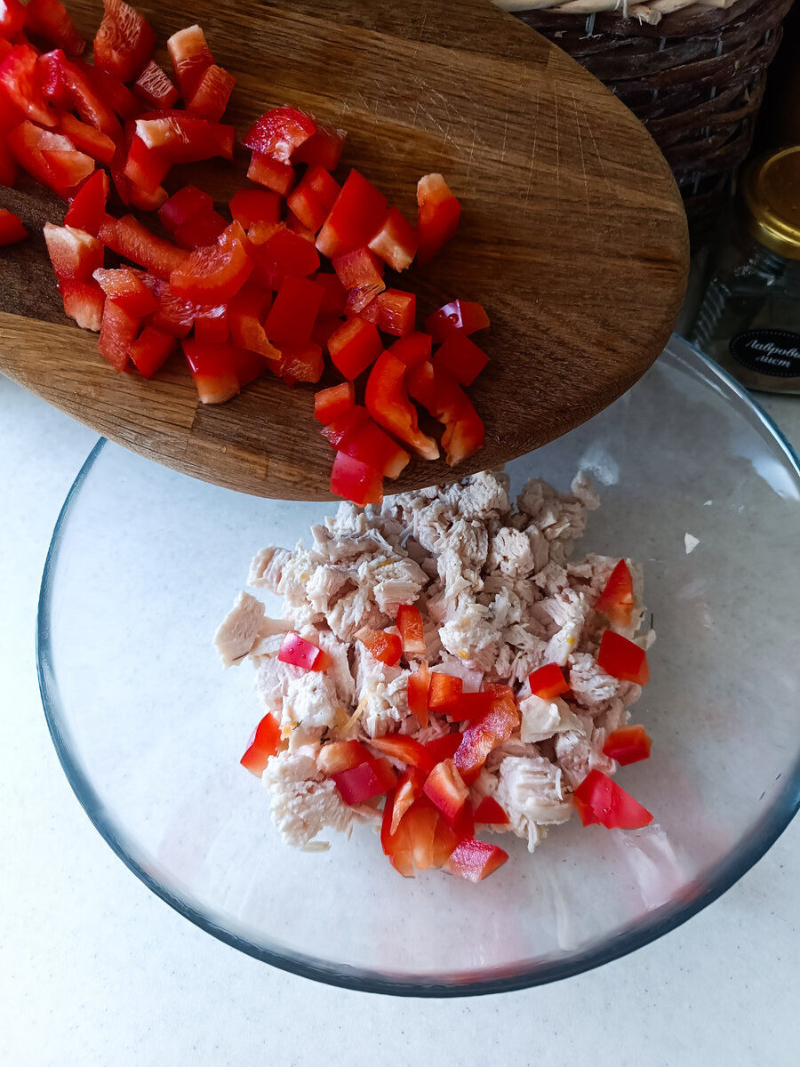 Он удивит вас своей лёгкостью и разнообразием оттенков вкуса: нежная мякоть вареной курицы, в сочетании с яркими взрывами болгарского перчика, сочной моркови и пикантного чесночка.-4