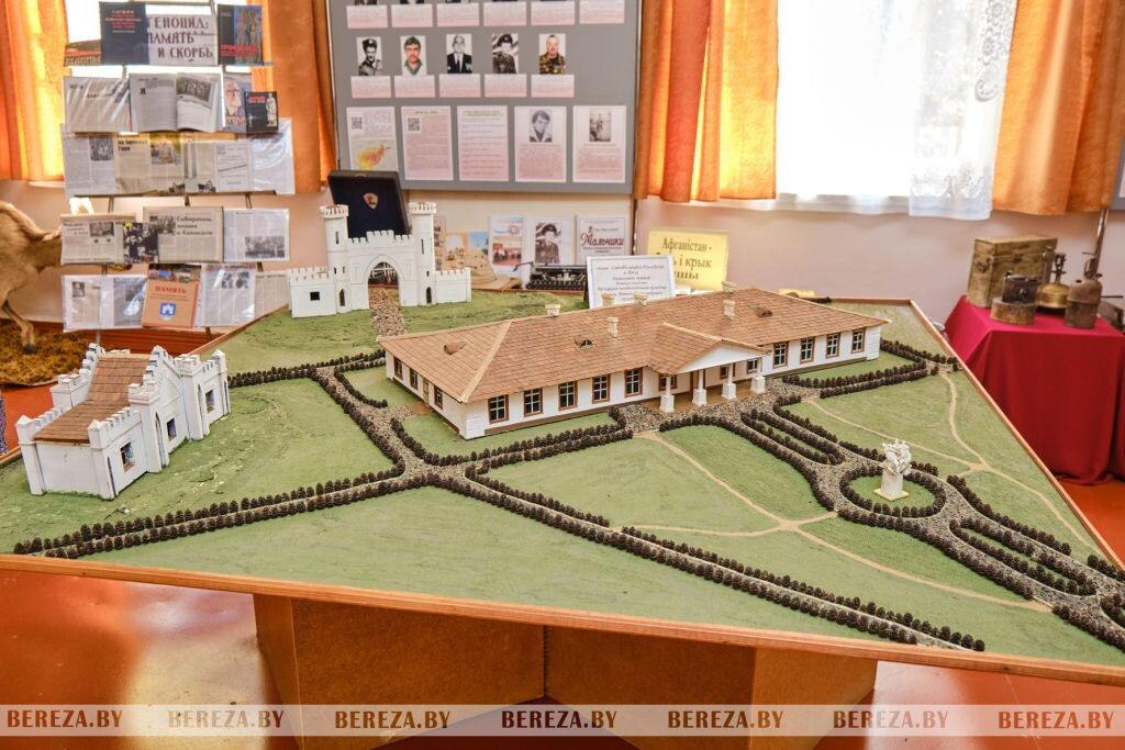 Современный облик имения остался благодаря нескольким сохранившимся постройкам: хозяйственным зданиям, деревянному усадебному дому и, особенно, входным воротам, выполненным в неоготическом стиле.