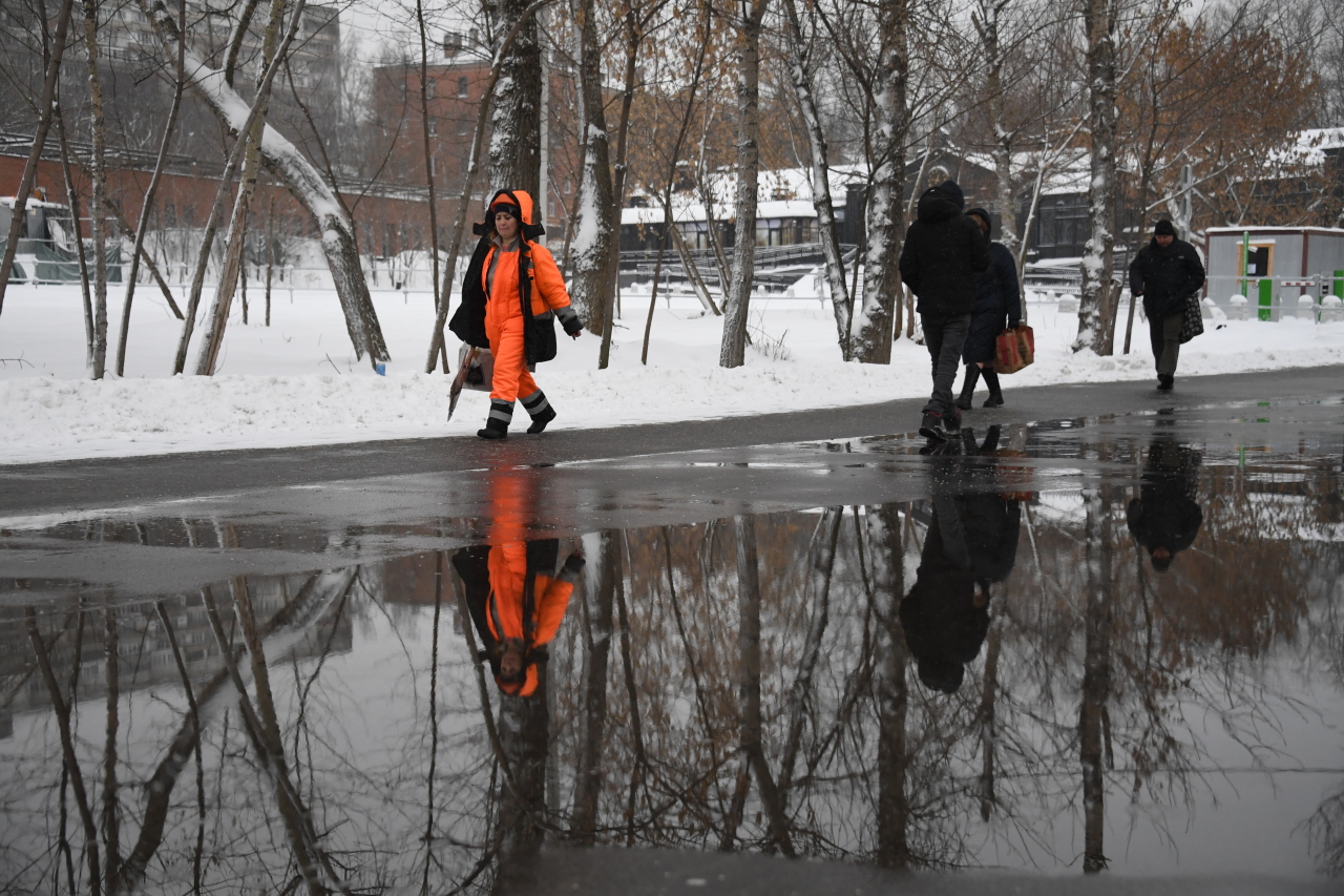 Погода осталась. Бердск затопило. Гололедица в Москве. Затопление Бердска. Весенняя улица с лужами.