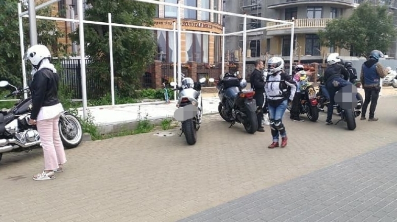 Три десятка байкеров припарковались в пешеходной зоне калининградского курорта