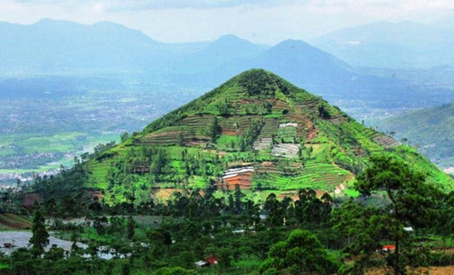 В Индонезии нашли пирамиду, которая старше любой известной науке цивилизации. Возраст строения 16 тысяч лет 