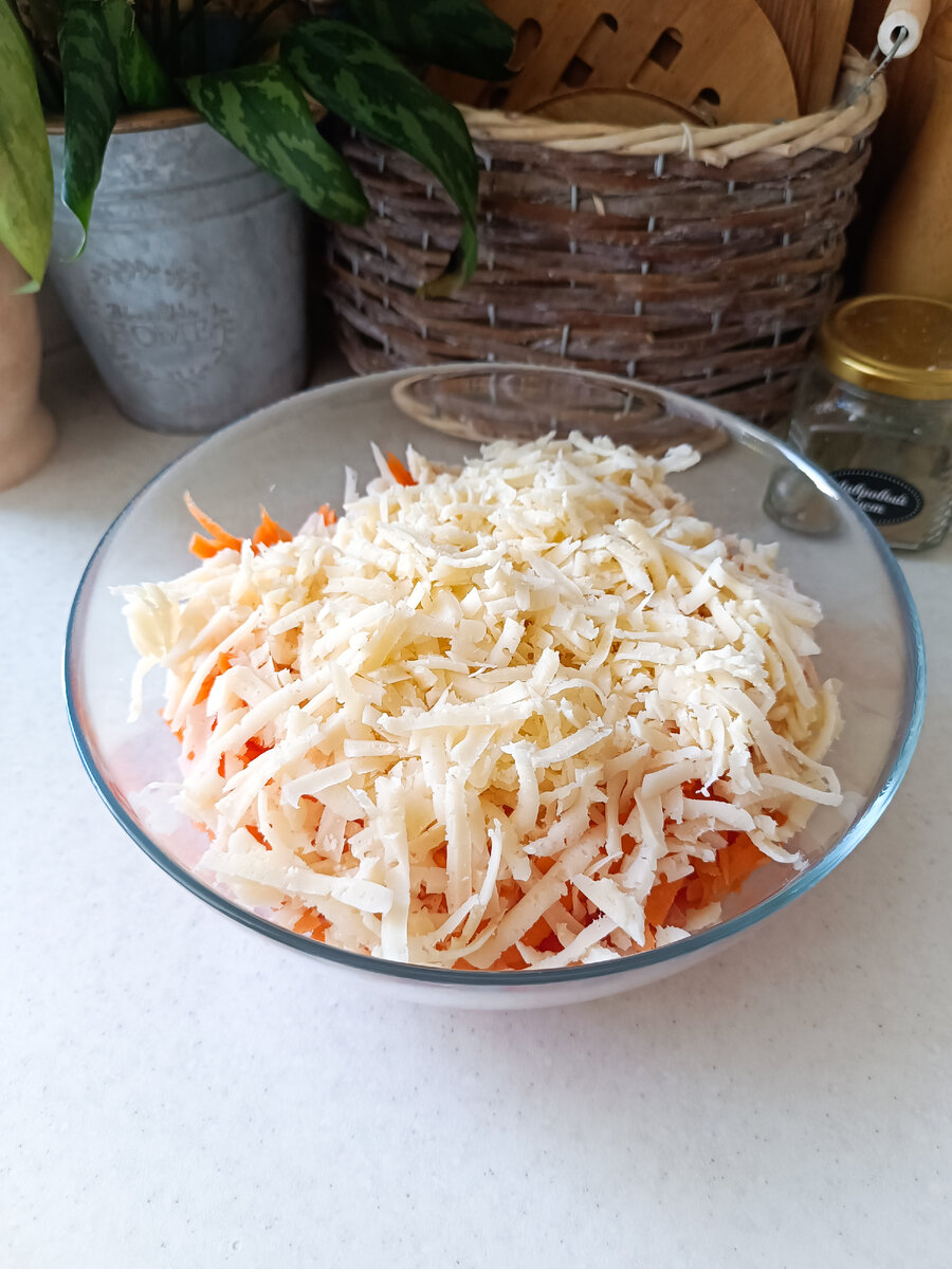 Он удивит вас своей лёгкостью и разнообразием оттенков вкуса: нежная мякоть вареной курицы, в сочетании с яркими взрывами болгарского перчика, сочной моркови и пикантного чесночка.-6