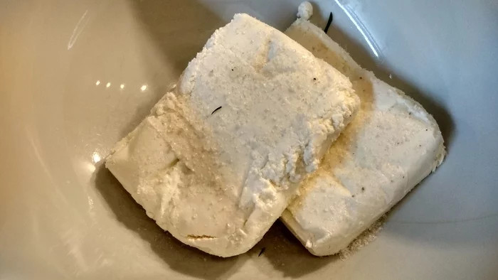 Чуду Чуду творог, зелень, маслом, сковороде, просто, Раскатываем, минут, начинкой, сухой, смазываем, полотенце, убираем, чтобы, заготовокПодкатываем, получится, заветрилисьСлегка, Всего, частей, колбаскуДелим, шарики