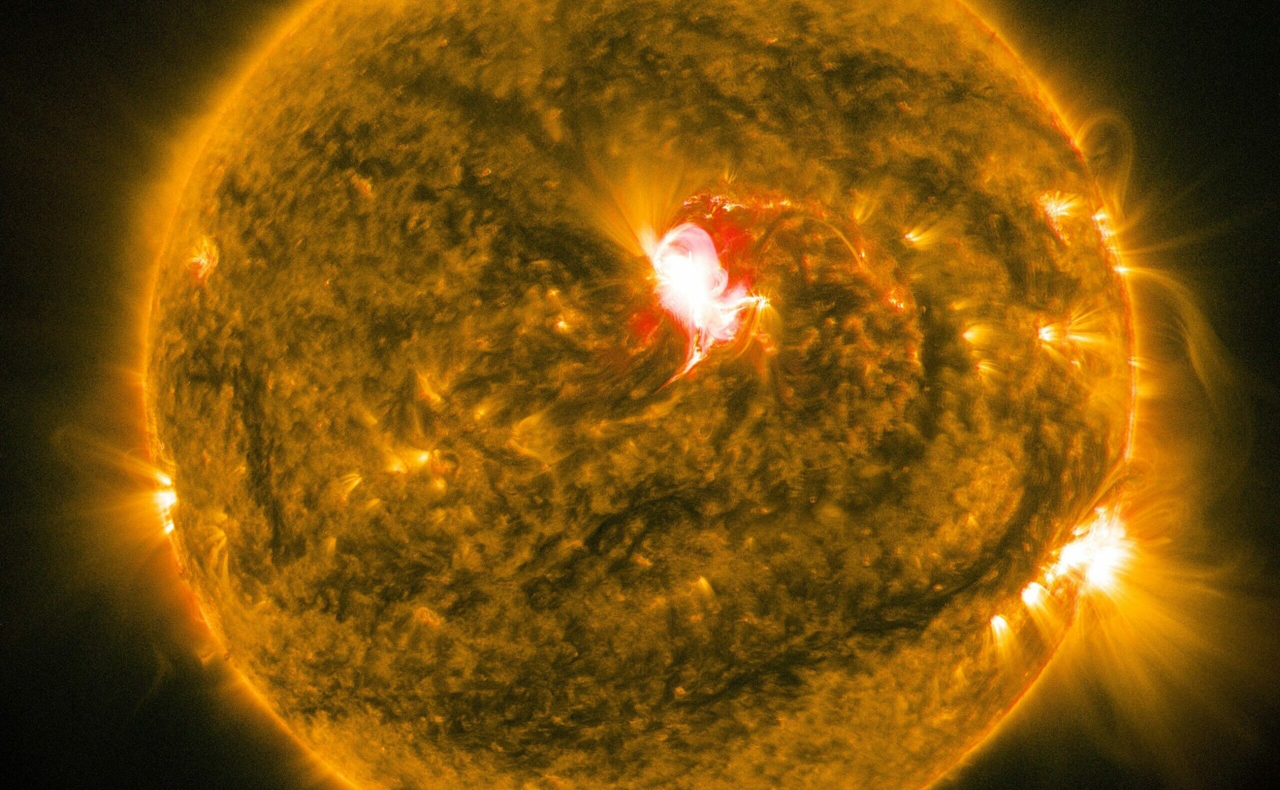 Ученые зафиксировали мощный взрыв на Солнце: облака плазмы могут достичь Земли
