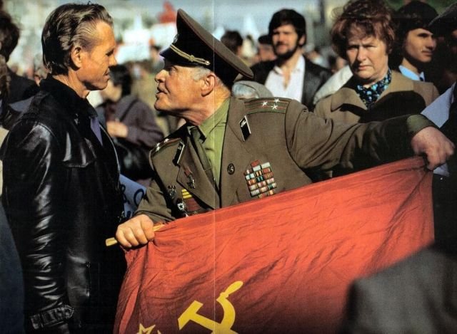 Отставной полковник кричит на одного из демонстрантов, пришедших в 1990 году на Красную Площадь
