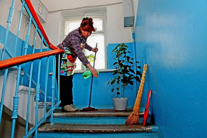 Уборка подъезда /Фото:dzen.ru
