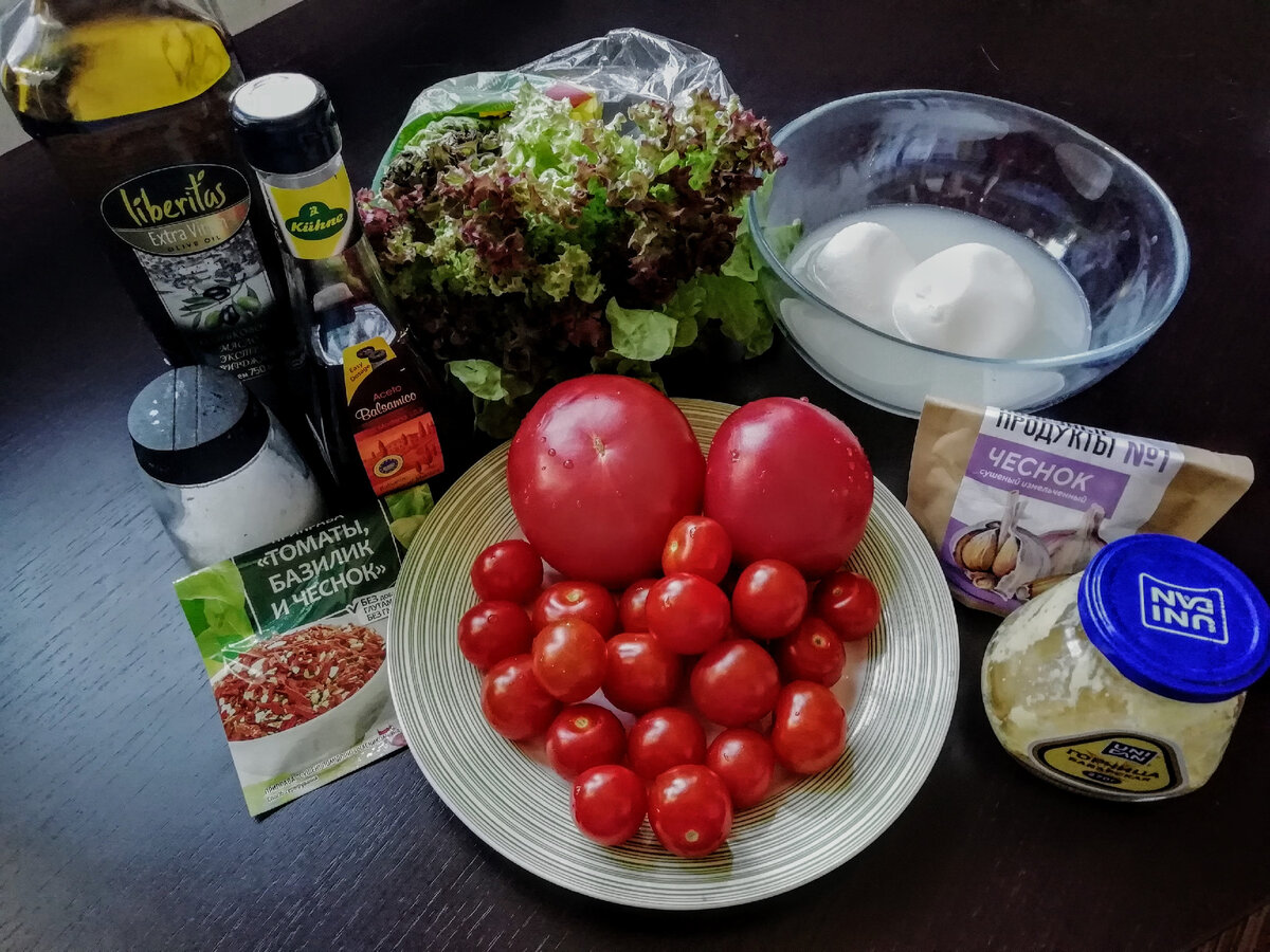 Этот салат можно легко назвать самым летним салатом.  Салат из томатов и сыра моцарелла идеально подходит для вкусного обеда и является отличной свежей добавкой к любому ужину.-2